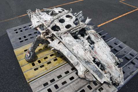 車輪が付いたままの尾翼部分