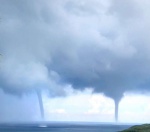 竜巻とみられる２本の渦。「海水が巻き上げられている様子がはっきり見えて怖かった」と目撃者＝中種子町
