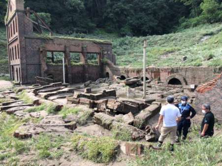 壊れた曽木発電所遺構を調べる伊佐市職員ら＝11日