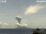 噴煙を３０００メートルまで上げる諏訪之瀬島の御岳＝１２日午後１時２７分、十島村中之島（鹿児島地方気象台提供）