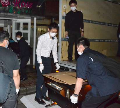 花札ゲーム機を運び出す捜査員＝１７日午前０時１５分、鹿児島市上之園町