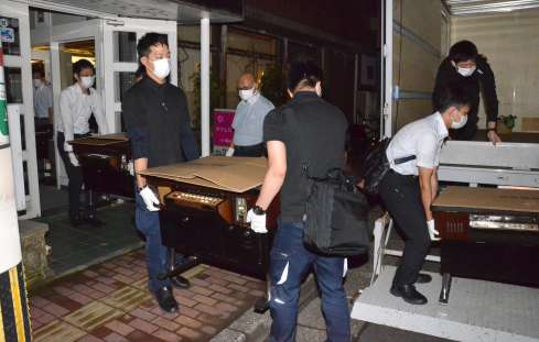 花札ゲーム機を運び出す捜査員＝１７日午前０時１５分、鹿児島市上之園町