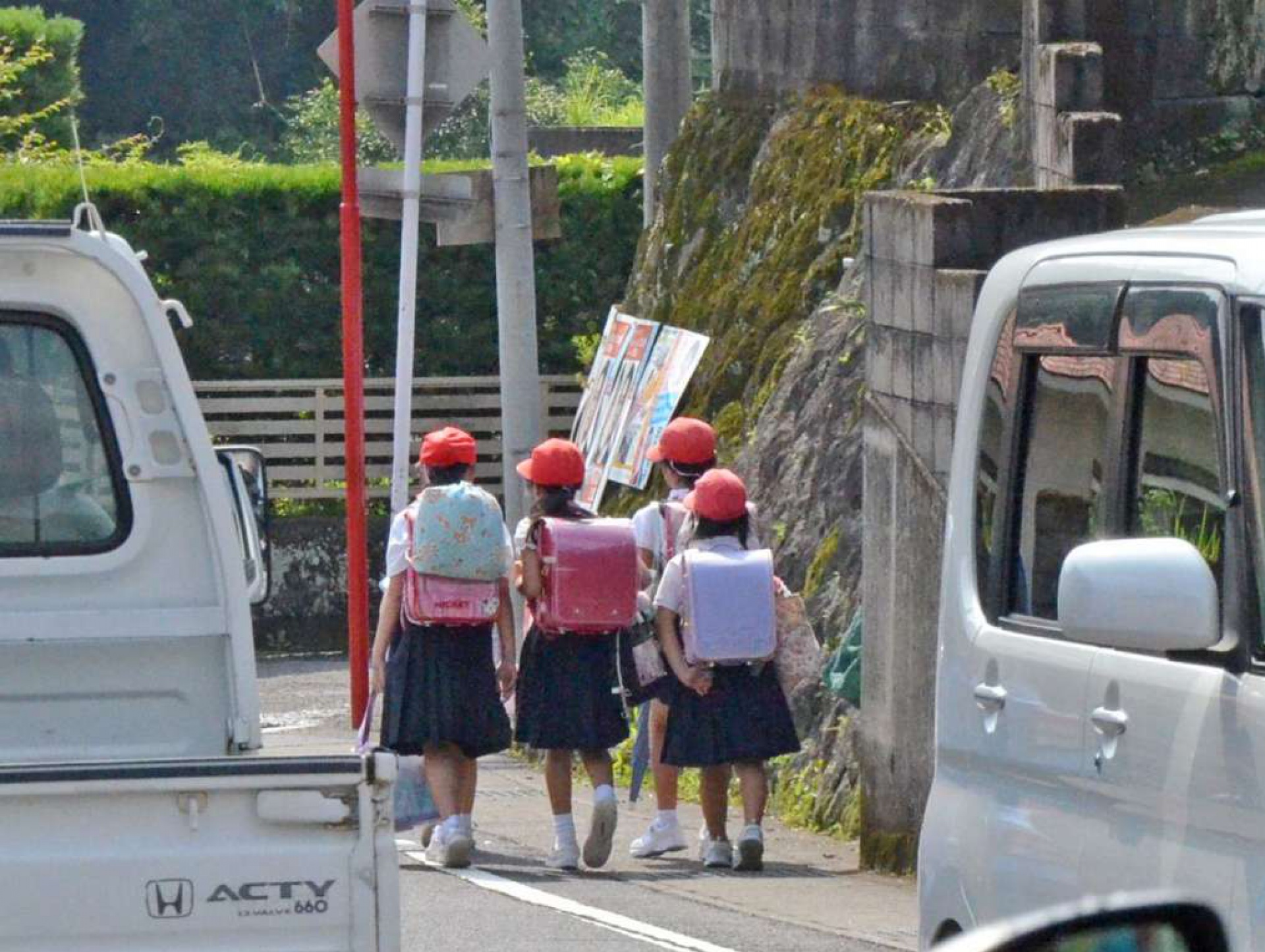 ガードレールのない通学路を下校する児童＝鹿児島市川上町
