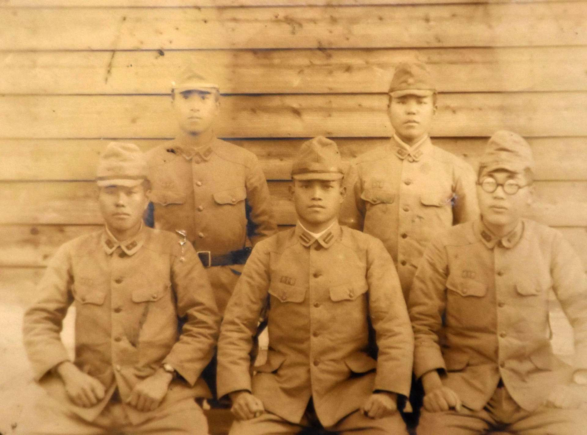 初年兵当時の今元正夫さん（前列左）。近衛兵時代の写真は母親が処分した