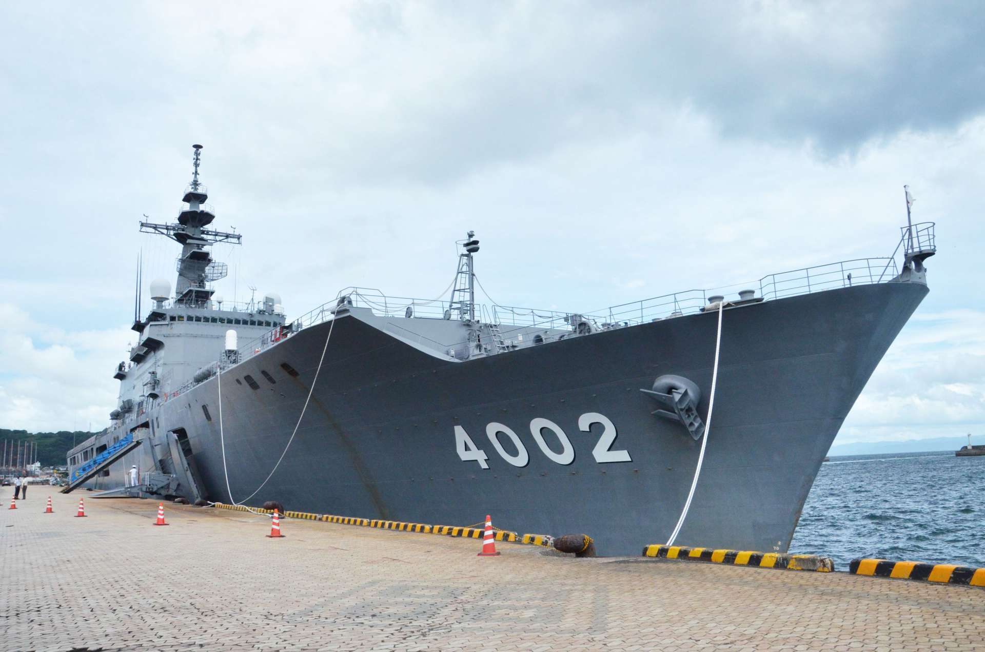 鹿児島港に初寄港した輸送艦しもきた