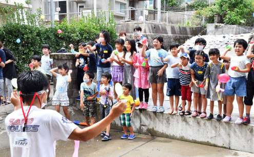 水風船を使ったイベントを楽しむ子どもたち