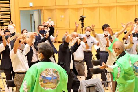 自然遺産登録決定の瞬間、「ワイド、ワイド」の掛け声で手踊りする徳之島の住民＝２６日、天城町防災センター