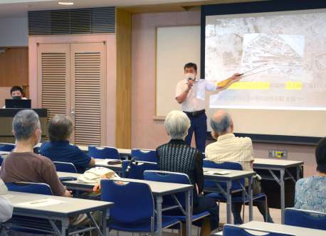 戦時中の学校周辺を紹介する長田中学校の五反田聡教諭＝鹿児島市のかごしま市民福祉プラザ