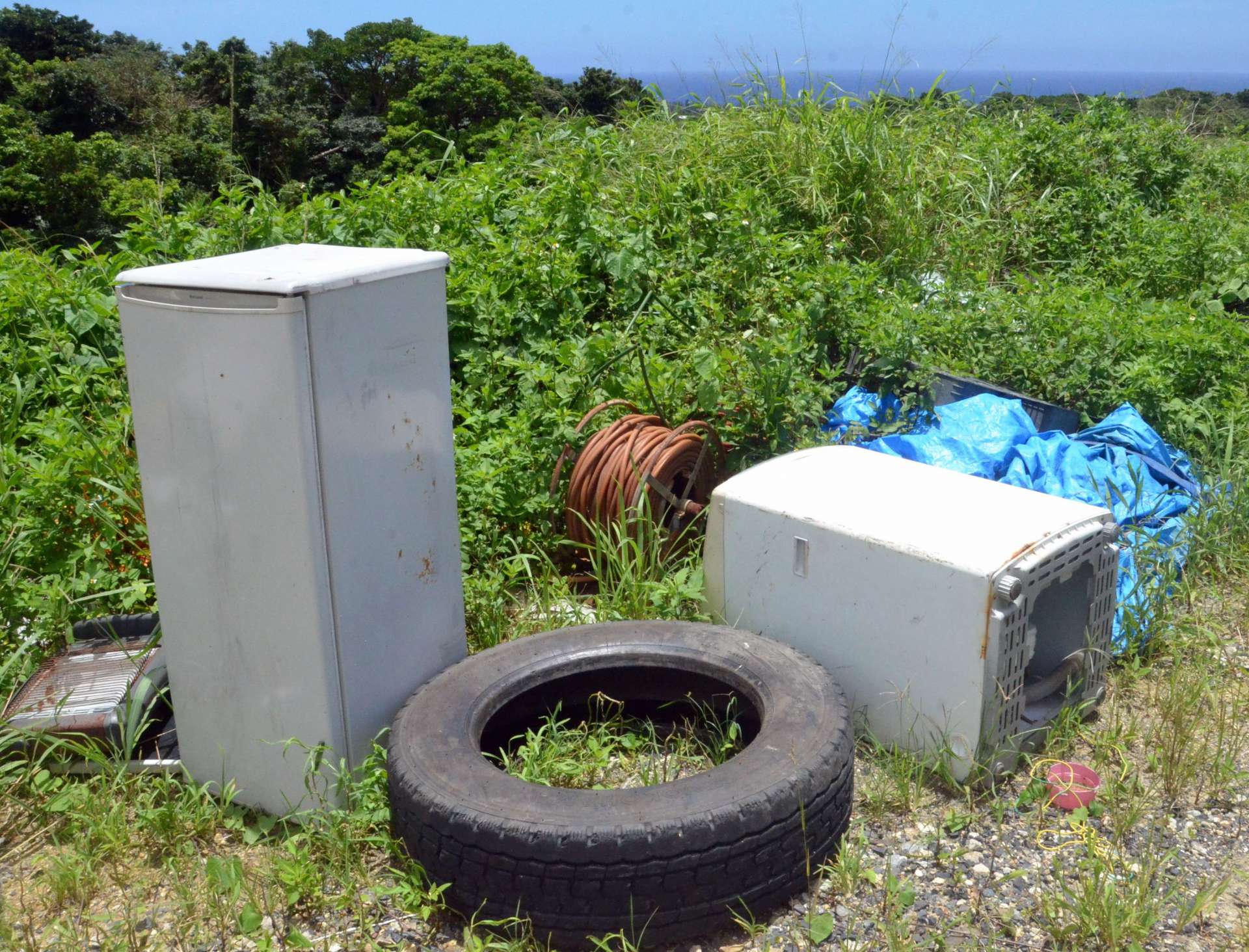 不法投棄された廃家電やタイヤ＝伊仙町