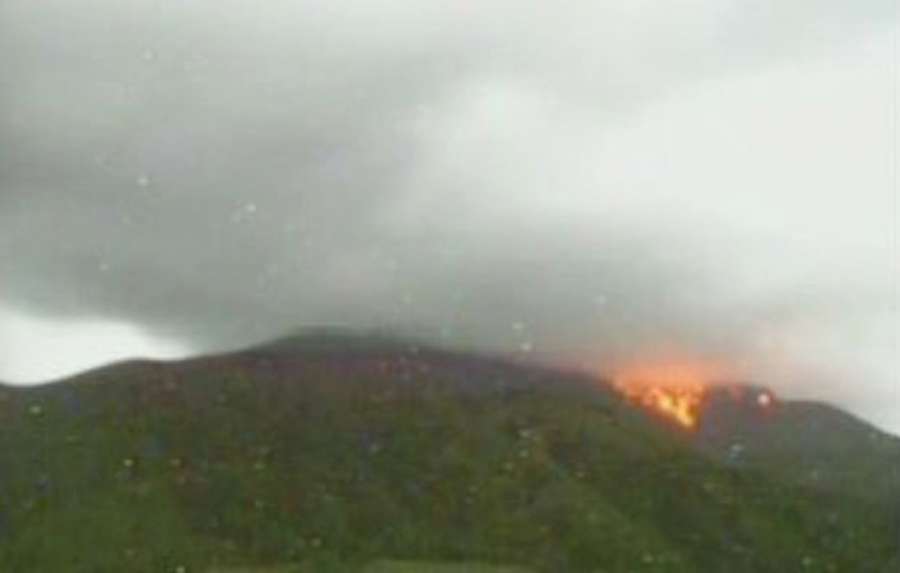 爆発する諏訪之瀬島の御岳＝６月２３日午前０時４分（鹿児島地方気象台提供）
