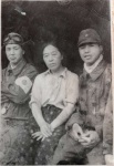 鳥浜トメさんと並んで写る板津忠正さん（左）＝１９４５年６月ごろ