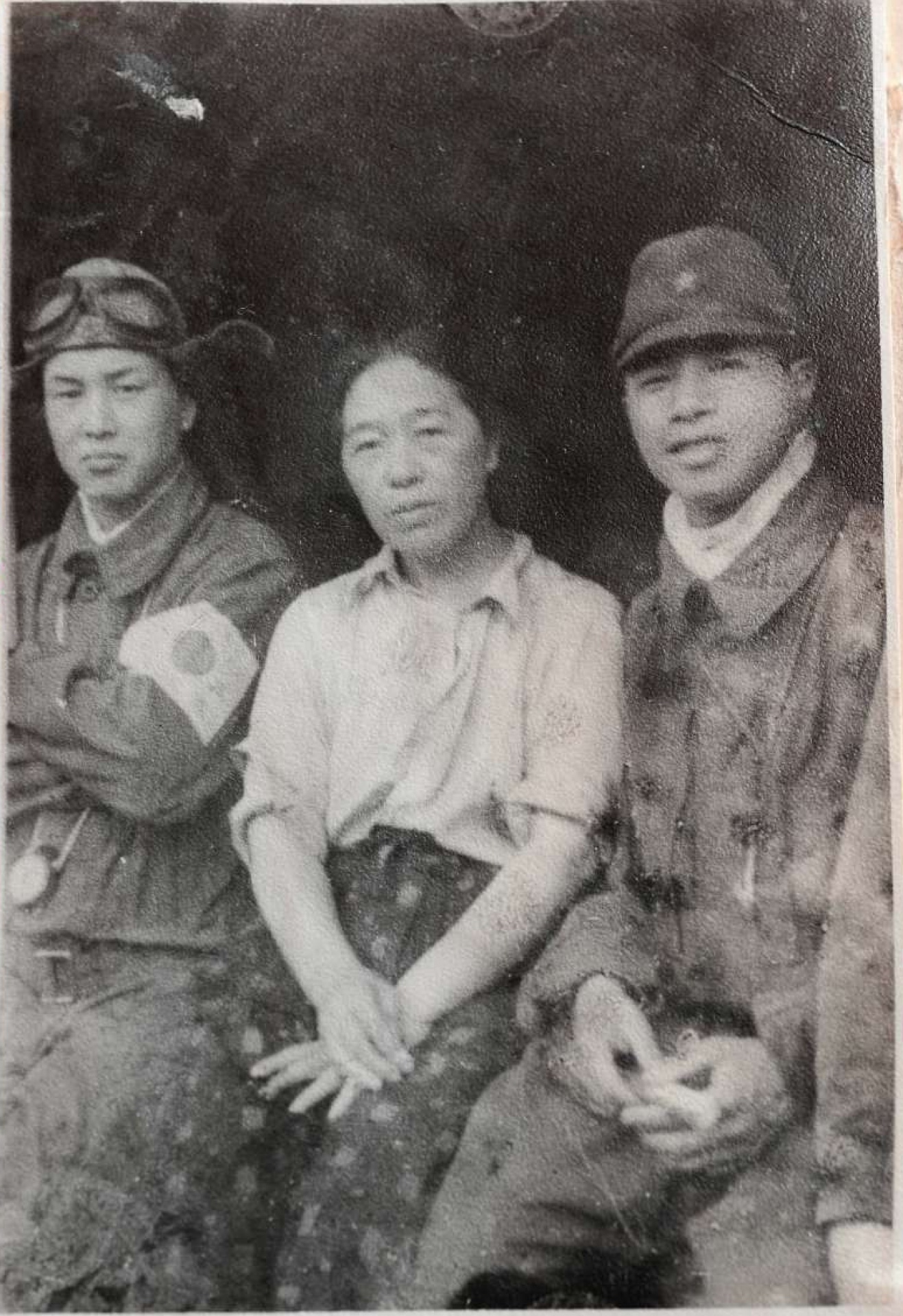 鳥浜トメさんと並んで写る板津忠正さん（左）＝１９４５年６月ごろ