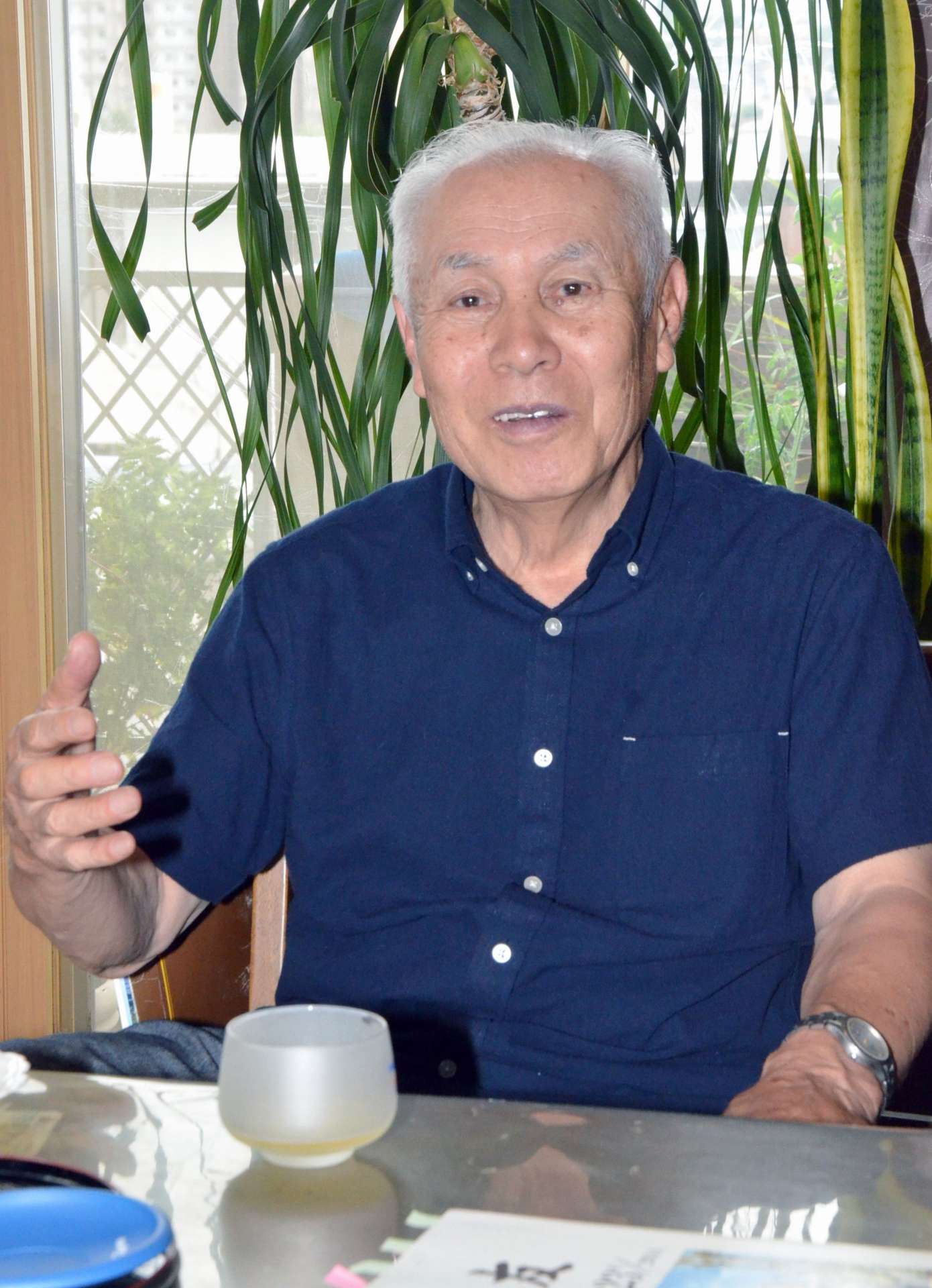 空襲の記憶を語る松村宏通さん＝鹿児島市武３丁目