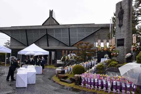 2020年4月、万世特攻平和祈念館で開かれた慰霊祭で、慰霊碑に献花する参列者＝南さつま市加世田高橋