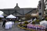 2020年4月、万世特攻平和祈念館で開かれた慰霊祭で、慰霊碑に献花する参列者＝南さつま市加世田高橋