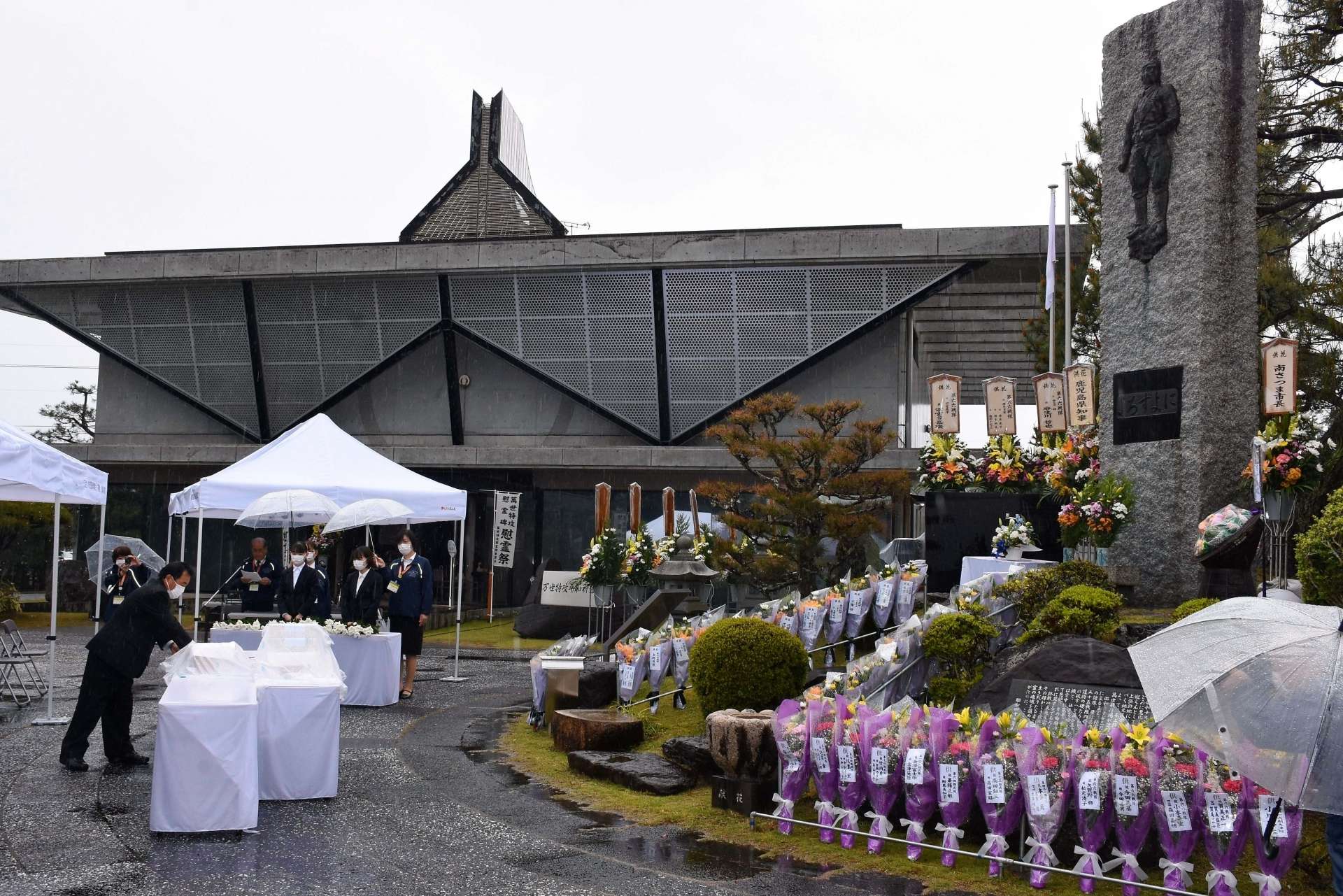 2020年4月、万世特攻平和祈念館で開かれた慰霊祭で、慰霊碑に献花する参列者＝南さつま市加世田高橋