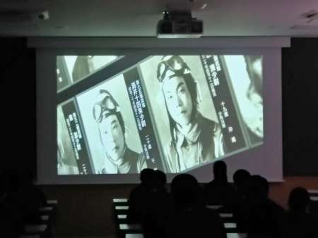 特攻の歴史を映像で紹介する万世特攻平和祈念館の視聴覚コーナー＝南さつま市加世田高橋