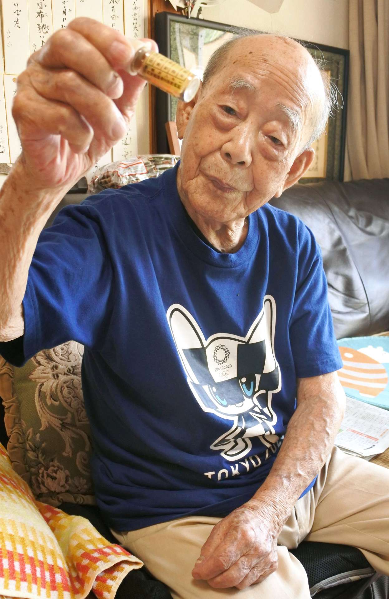 半世紀以上体内に残っていた銃弾を持つ田平操さん＝薩摩川内市若松町
