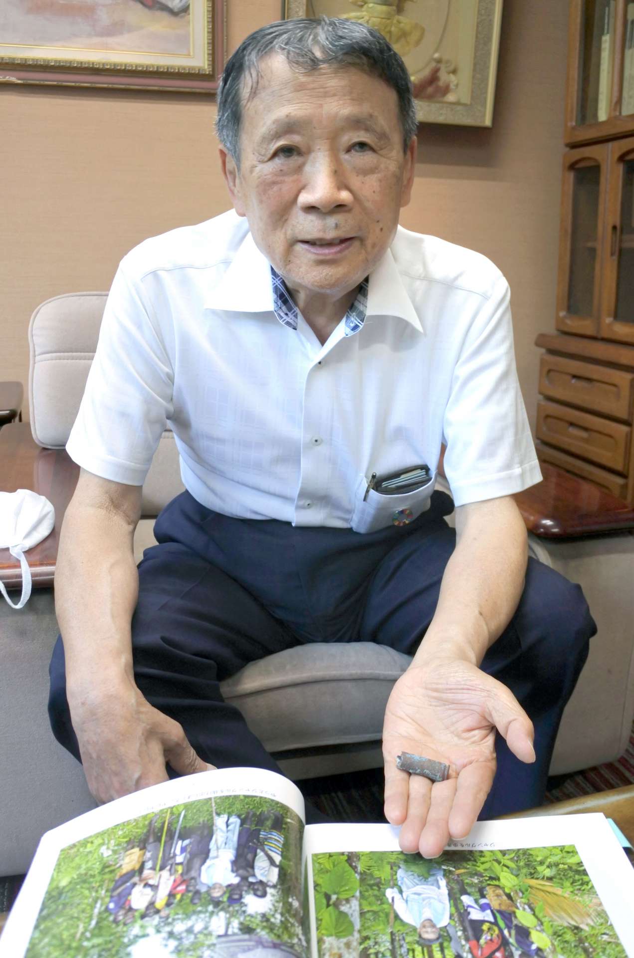 ブーゲンビル島で拾った銃弾を手にする下津春美さん＝鹿児島市東開町
