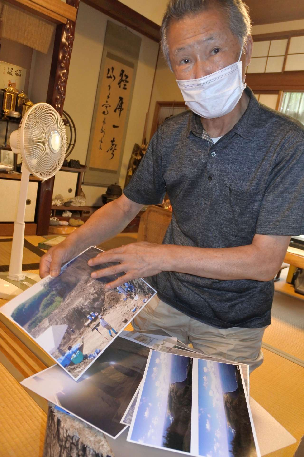 収集現場の様子を説明する桑原茂樹さん＝枕崎市住吉町