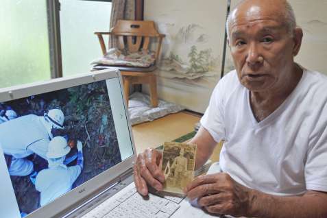 硫黄島で父親の遺骨を探し続ける弓削光知さん。ゆかりの品は写真しかない＝垂水市新城