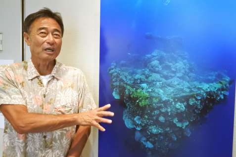 撮影した戦没船を紹介する安藤徹さん＝鹿児島市谷山中央１丁目の三宅美術館