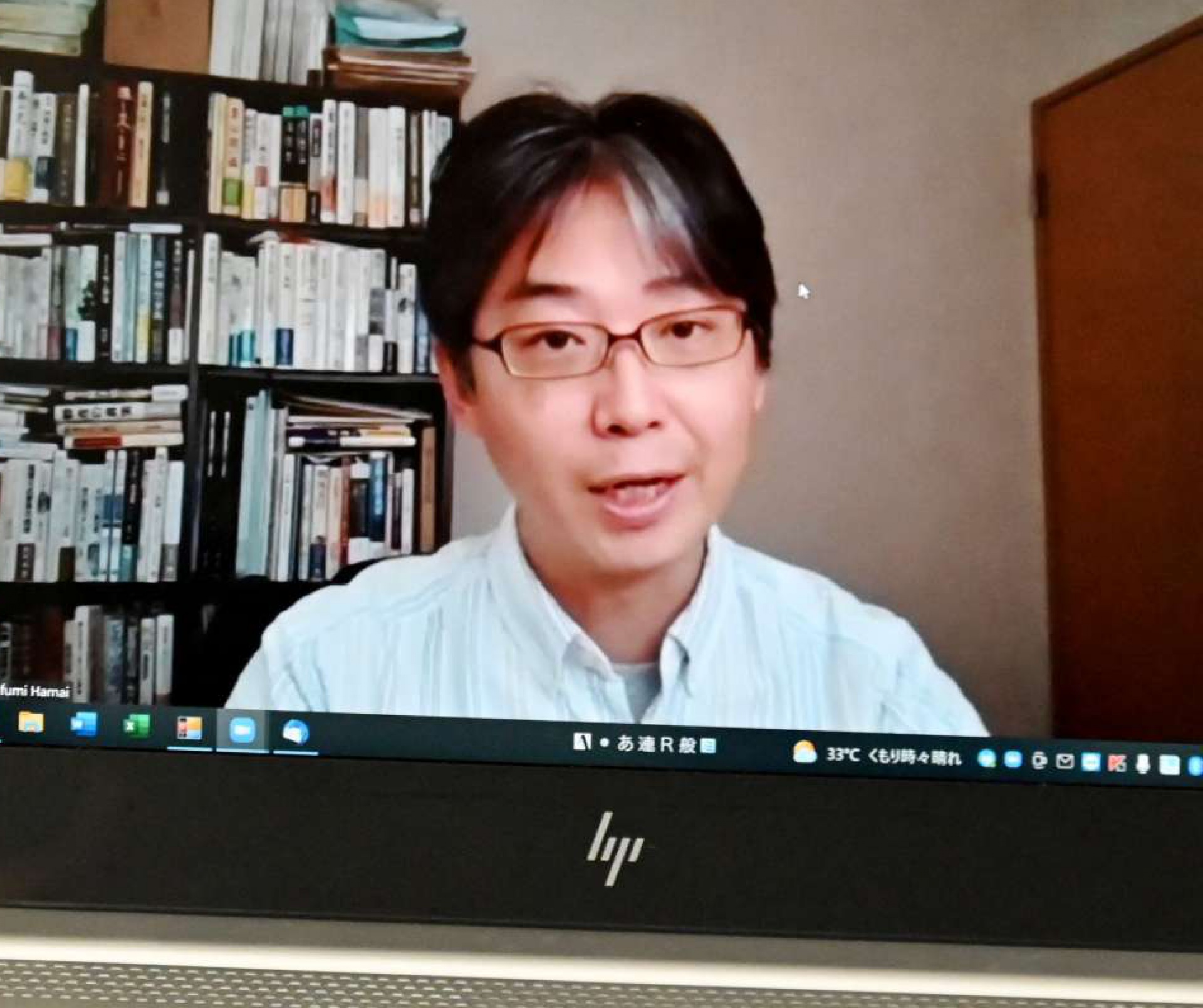 リモートでインタビューに答える帝京大学の浜井和史准教授＝鹿児島市の南日本新聞会館