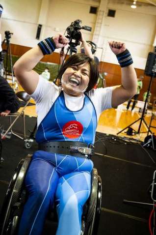 日本記録を更新、東京パラリンピック参加標準記録を突破し喜ぶ坂元智香選手＝２０２０年１０月（西岡浩記撮影）