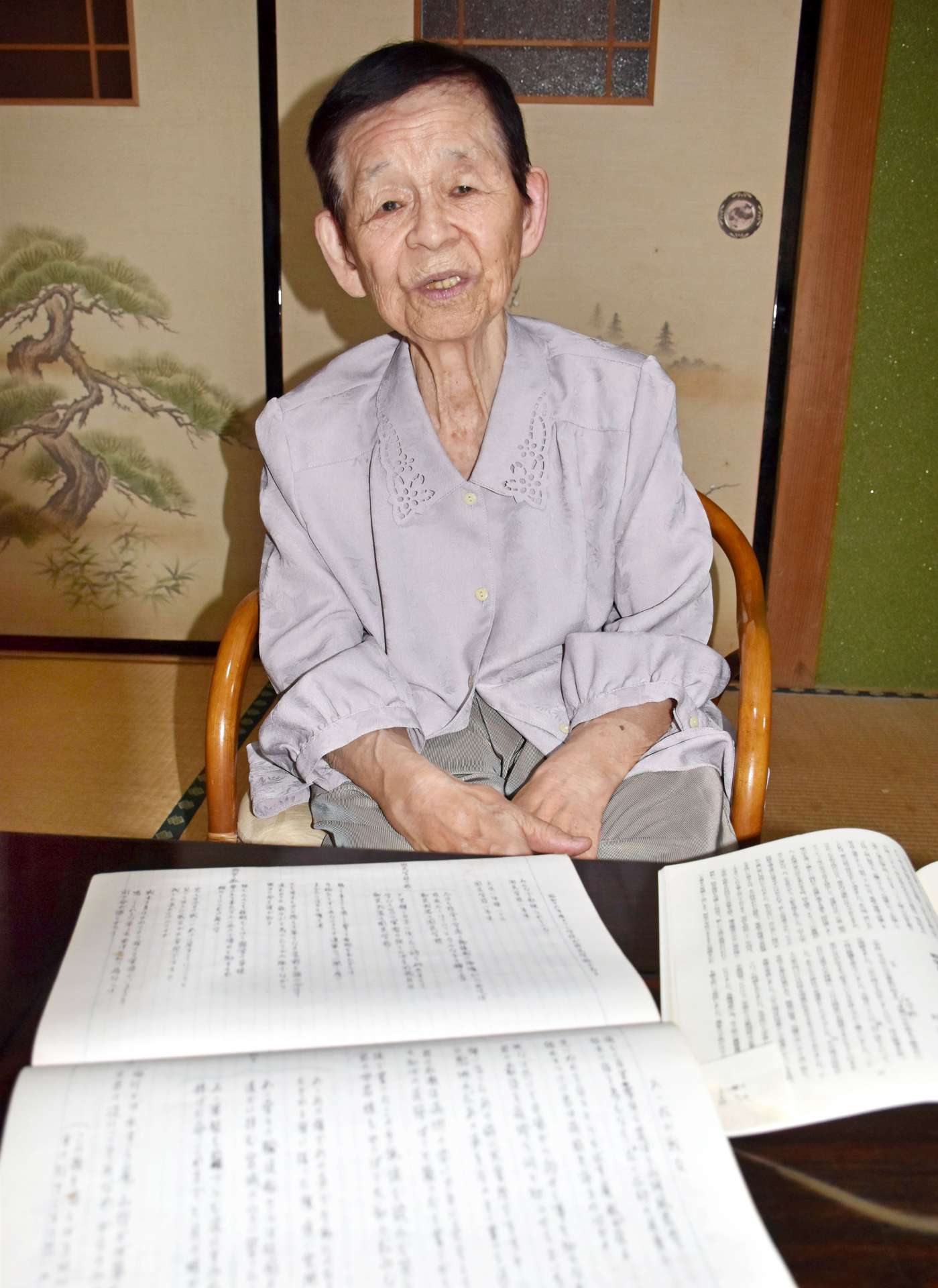 子どもの頃に覚えた軍歌を歌う岩元和さん＝鹿屋市野里町