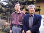 日米の兵士をつなぐ物語を通して交流した伊地知南さん（右）と丸山隆さんの遺族、丸山忠嗣さん＝石川県七尾市