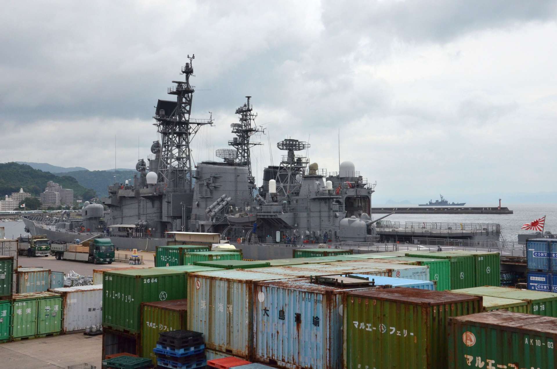入港した練習艦「はたかぜ」と「せとゆき」。奥に停泊しているのが「しまかぜ」