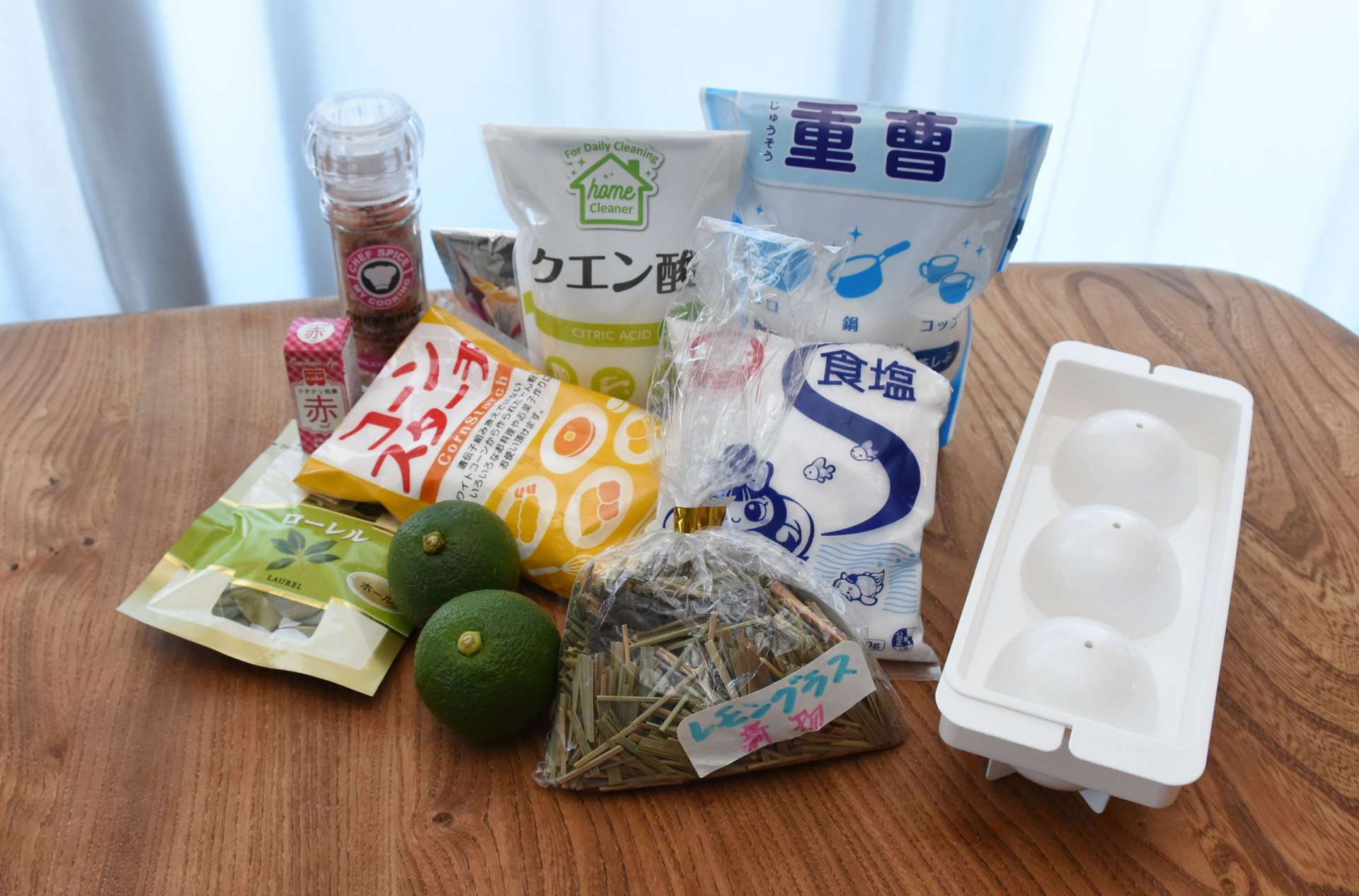 バスボムの材料と型。トッピング用に岩塩、乾燥ハーブ（ローリエ、レモングラス）、カボスも