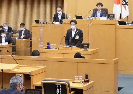 鹿児島市議会代表質問で答弁する下鶴隆央市長＝市議会議場