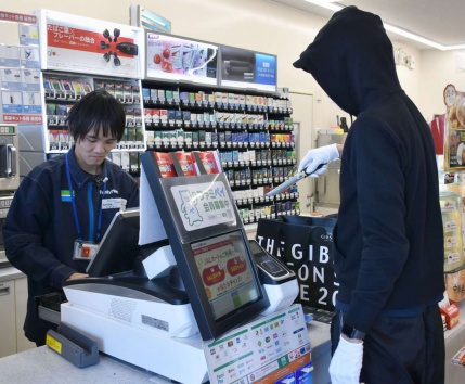 コンビニ強盗への対応を確認する店内訓練＝２０１９年１１月、霧島市隼人