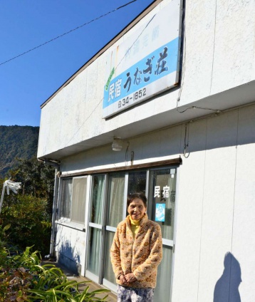 「寅次郎真実一路」に登場する民宿うなぎ荘と三浦カズ子さん＝２０２０年、指宿市山川成川