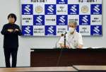 新型コロナウイルス感染について会見する県くらし保健福祉部の伊地知芳浩次長。会見はクラスター発生時に開いており、死者がいれば取材に応じる＝鹿児島県庁