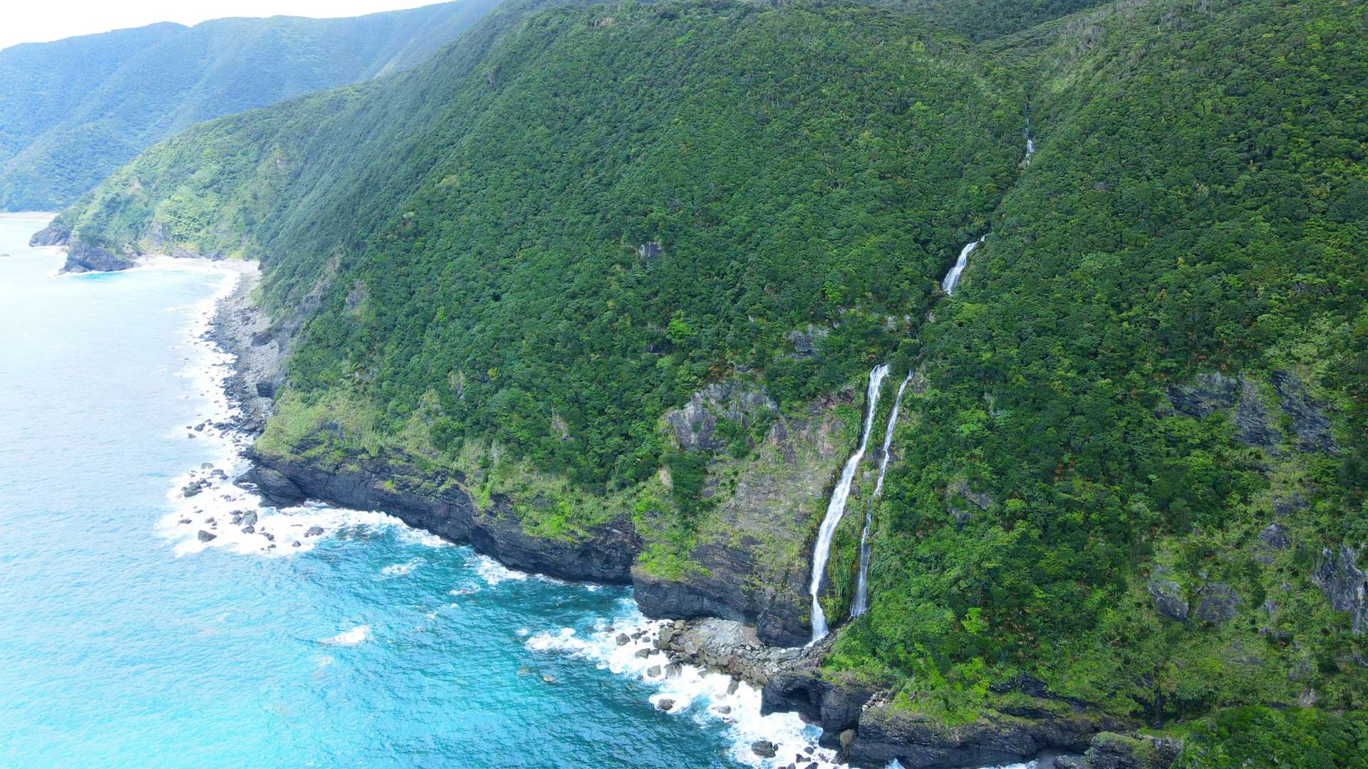 地元で複数の呼び名が伝わる滝＝２０２０年６月２９日、奄美市名瀬小湊（浜田太さん提供）