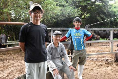 親子３代で牛を育てる山口次芳さん（中央）、勝洋さん（左）、翔舞さん＝中種子町野間