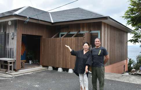 浜田龍也さん、香織さん夫婦が営むゲストハウス＝南大隅町根占辺田