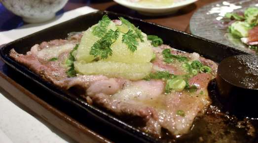 店頭で販売されていた「サワーポメロ焼きしゃぶステーキ」