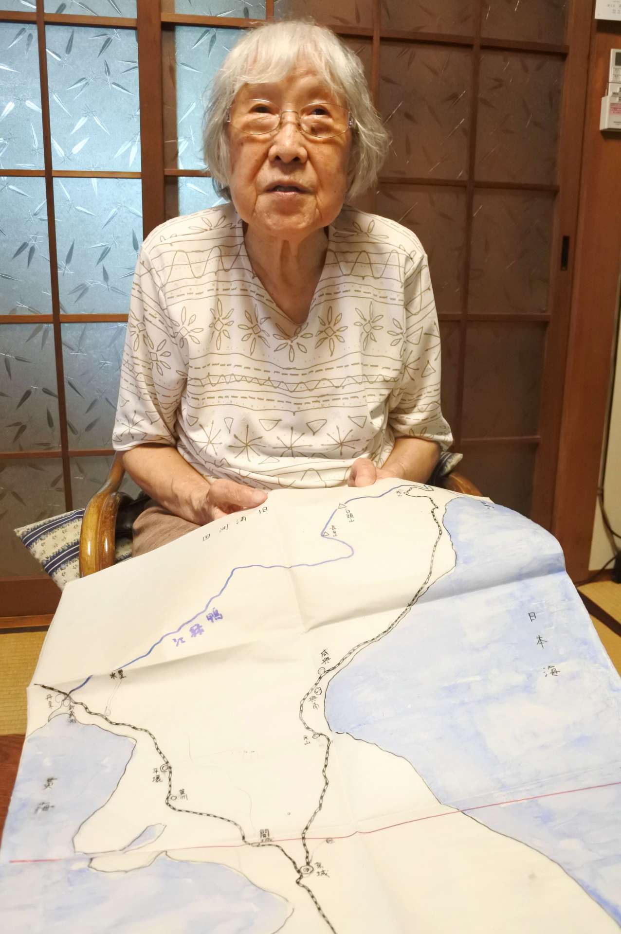 「生活に戦争が入り込んだ子ども時代だった」と振り返る山本幸子さん＝鹿児島市東坂元１丁目