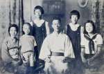 戦中、朝鮮半島で撮影した山本幸子さん（右）の家族写真