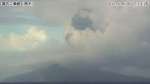 ５４００メートルまで噴煙が上がった諏訪之瀬島の御岳＝２６日午前７時１３分、十島村中之島（福岡管区気象台気象台提供）