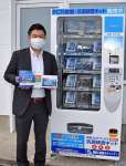 ＰＣＲや抗原検査のキットを販売する自動販売機＝串間市西浜１丁目