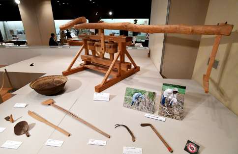 サトウキビを搾るサタグルマなど黒砂糖作りに使用する道具