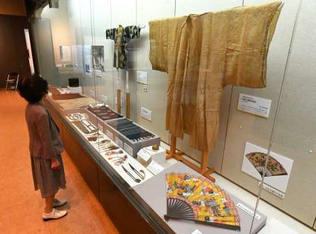 女性祭祀（さいし）者・ノロが着用した衣装などが展示される会場