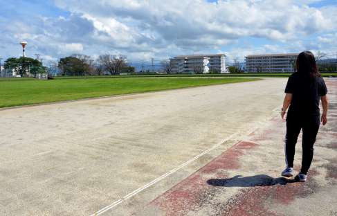 再編交付金でトラックを改修した鹿屋運動公園陸上競技場＝鹿屋市西原２丁目