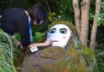 「じめさあ」に化粧を施す鹿児島市職員＝５日、市立美術館前庭