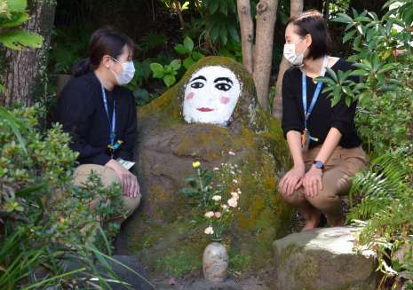 「じめさあ」に化粧を施す鹿児島市職員＝５日、市立美術館前庭