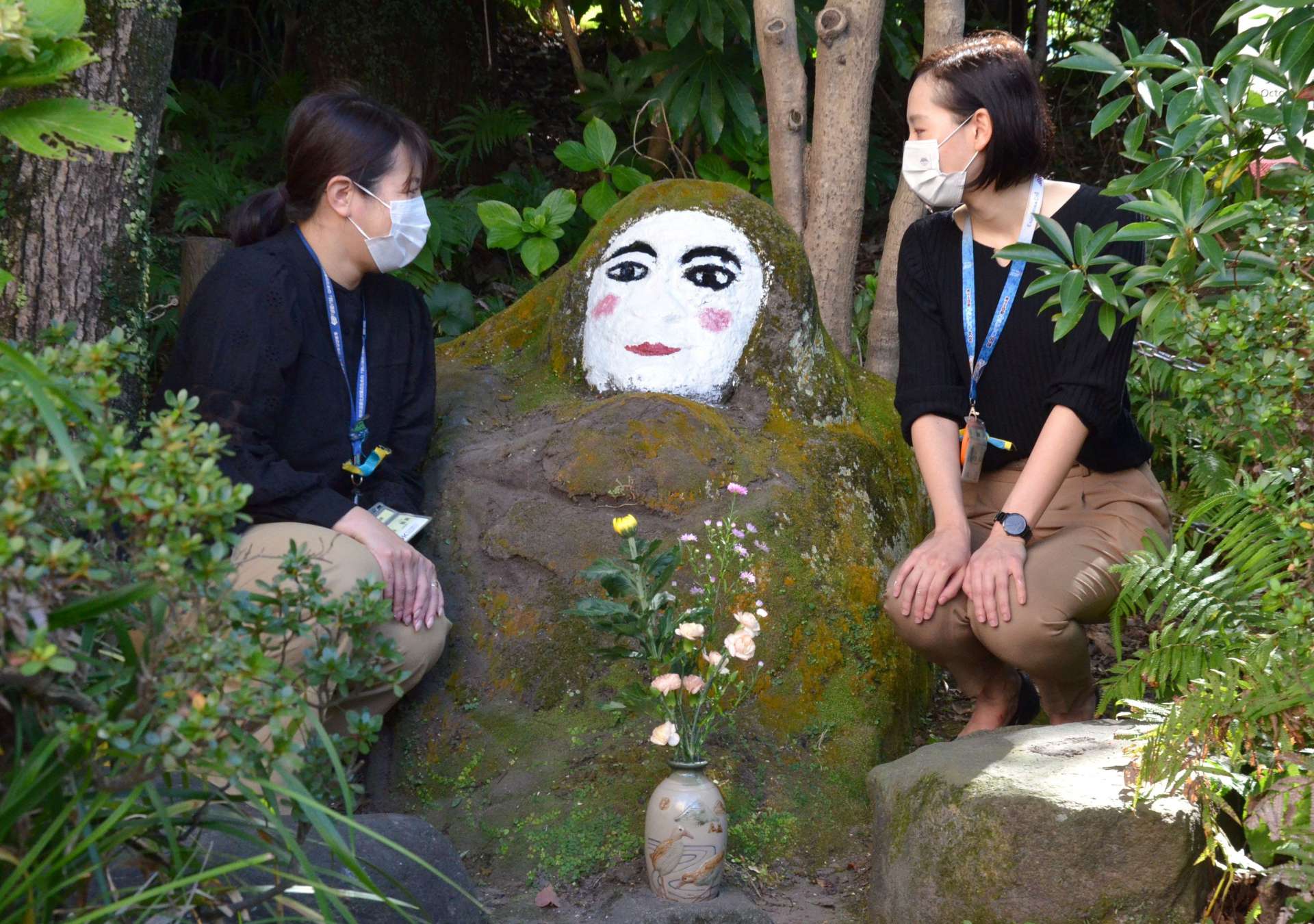 「じめさあ」に化粧を施す鹿児島市職員＝５日、市立美術館前庭